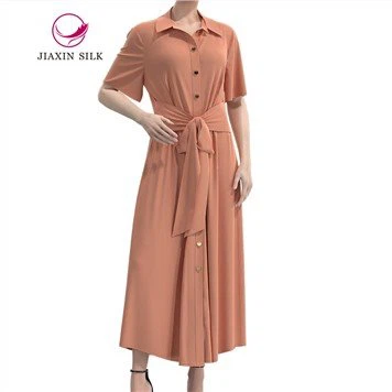 Langes Sommerkleid aus Seide mit kurzen Ärmeln